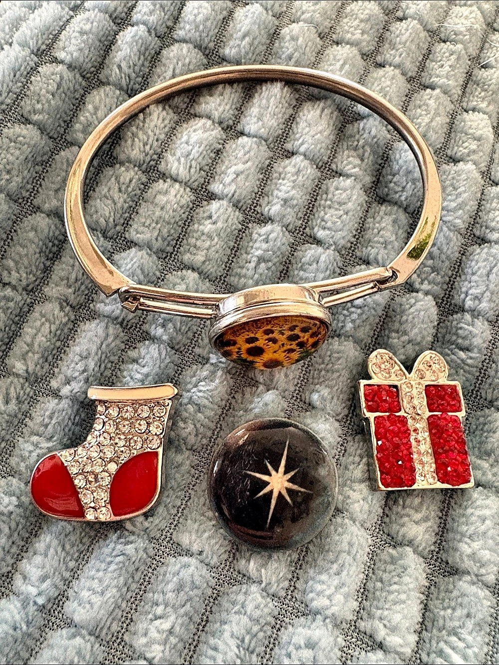 Ginger Snap  Bracelet with 4 snaps.